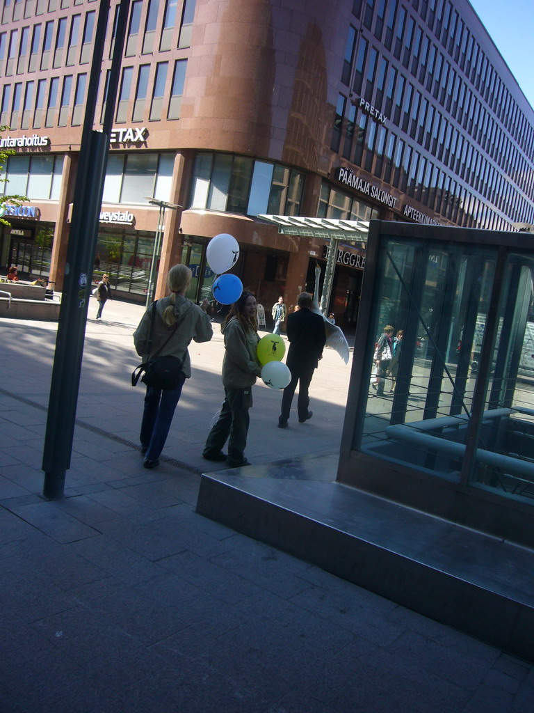 People at the Salomonkatu street