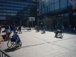 People playing wheelchair basketball at the Tennispalatsinaukio square