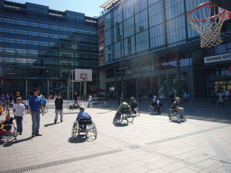 People playing wheelchair basketball at the Tennispalatsinaukio square