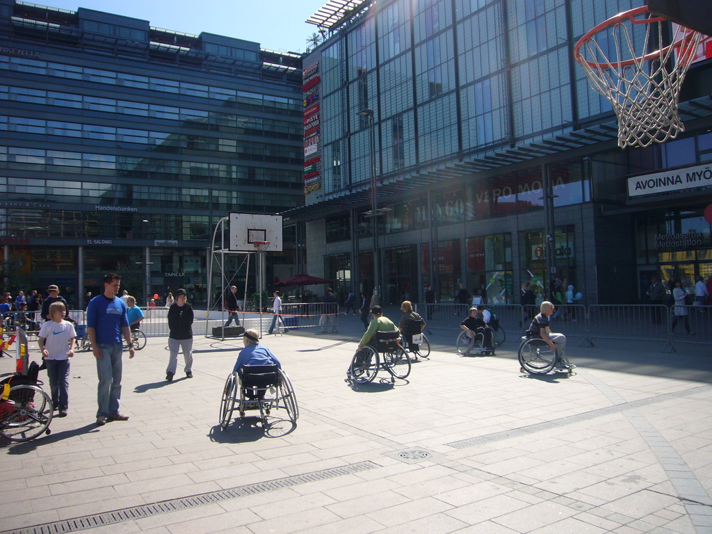 People playing wheelchair basketball at the Tennispalatsinaukio square