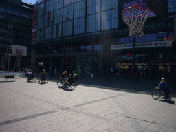 People playing wheelchair basketball at the Tennispalatsinaukio square