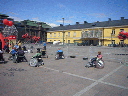 People in wheelchairs at the Tennispalatsinaukio square
