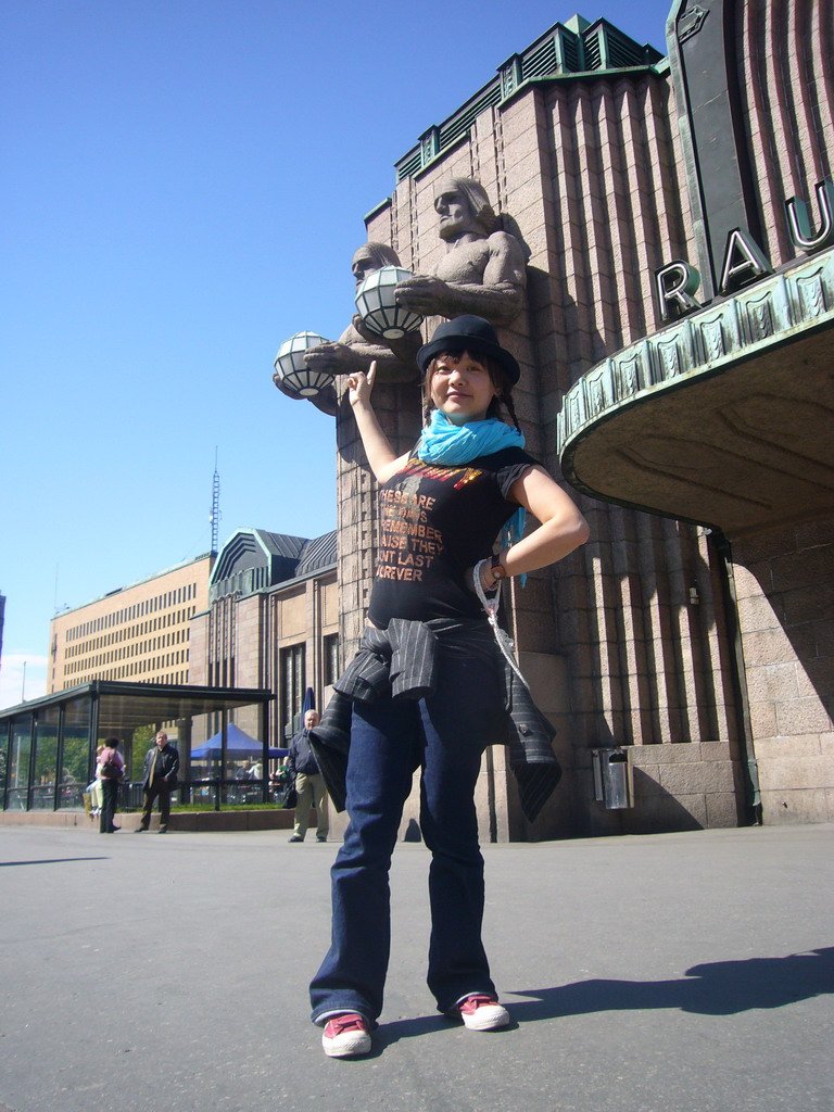 Miaomiao in front of the Helsinki Central Railway Station at the Kaivokatu street