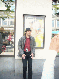 Miaomiao`s colleague in front of a commercial poster at the Pohjoisesplanadi street