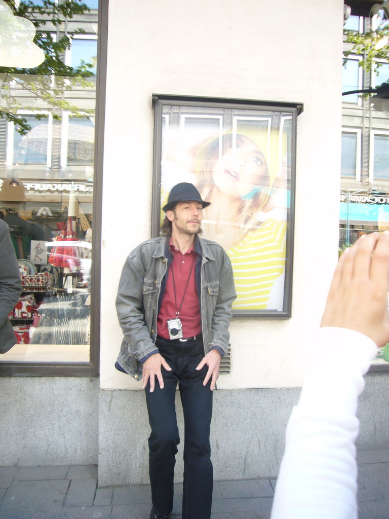 Miaomiao`s colleague in front of a commercial poster at the Pohjoisesplanadi street