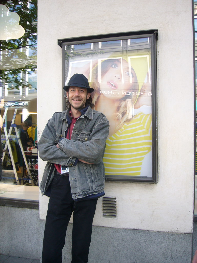 Miaomiao`s colleague in front of a commercial poster at the Pohjoisesplanadi street