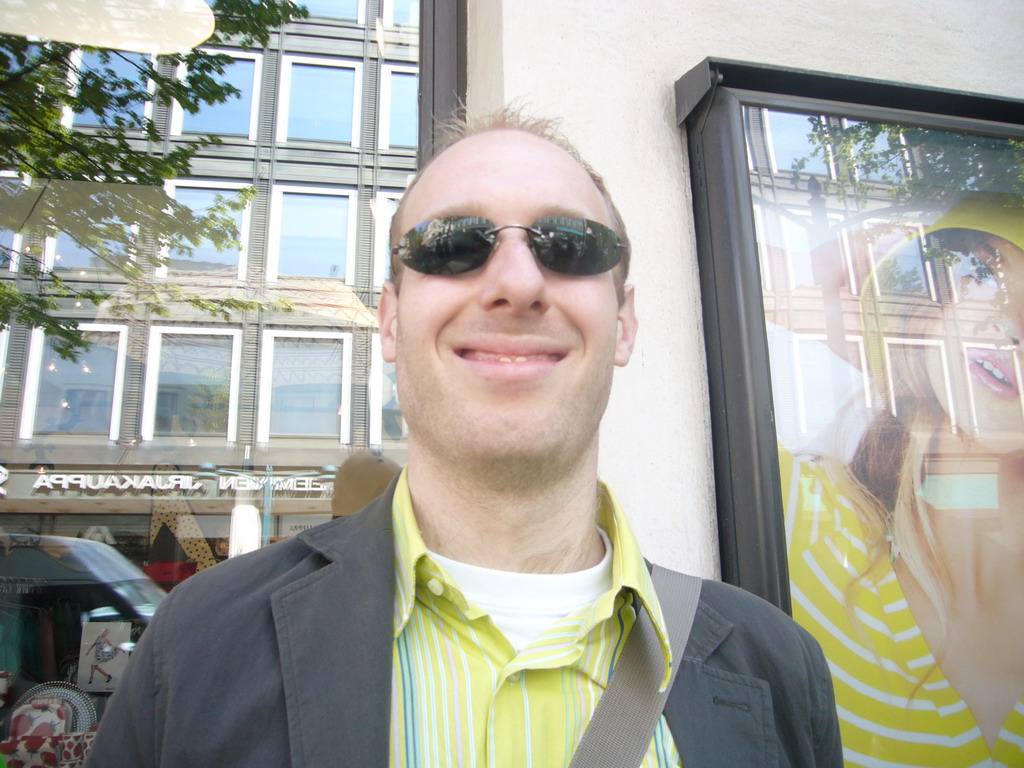 Miaomiao`s colleague in front of a commercial poster at the Pohjoisesplanadi street