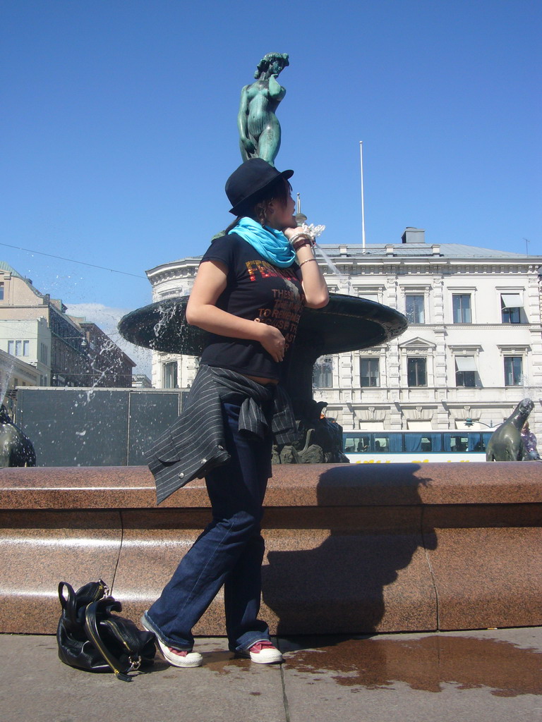 Miaomiao at the Havis Amanda statue at Market Square