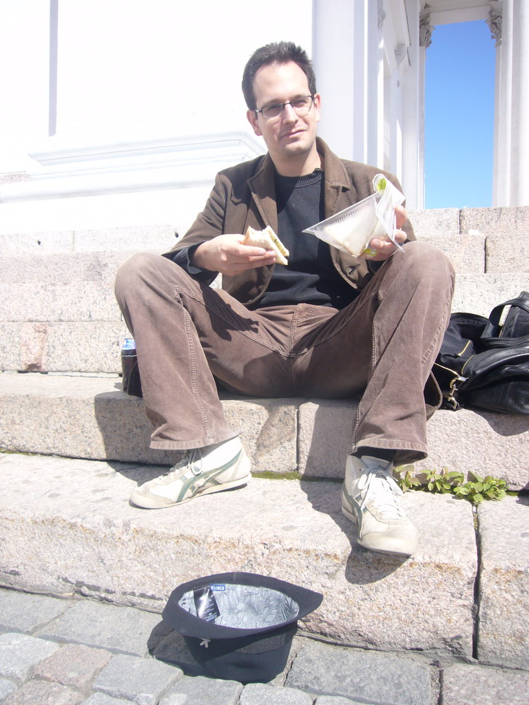 Miaomiao`s colleague in front of the Helsinki Cathedral