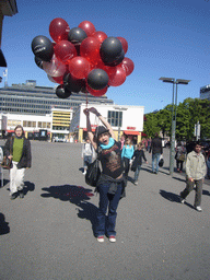 Miaomiao with balloons at the Tennispalatsinaukio square