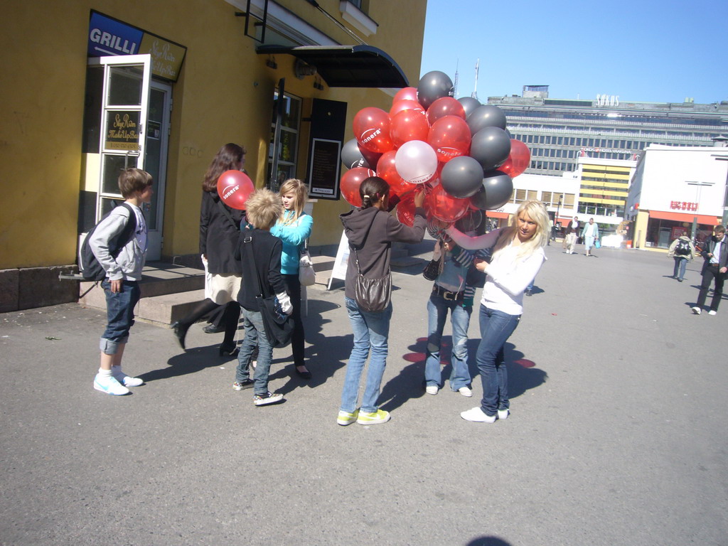 Miaomiao`s colleagues with balloons at the Tennispalatsinaukio square