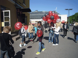 Miaomiao`s colleagues with balloons at the Tennispalatsinaukio square