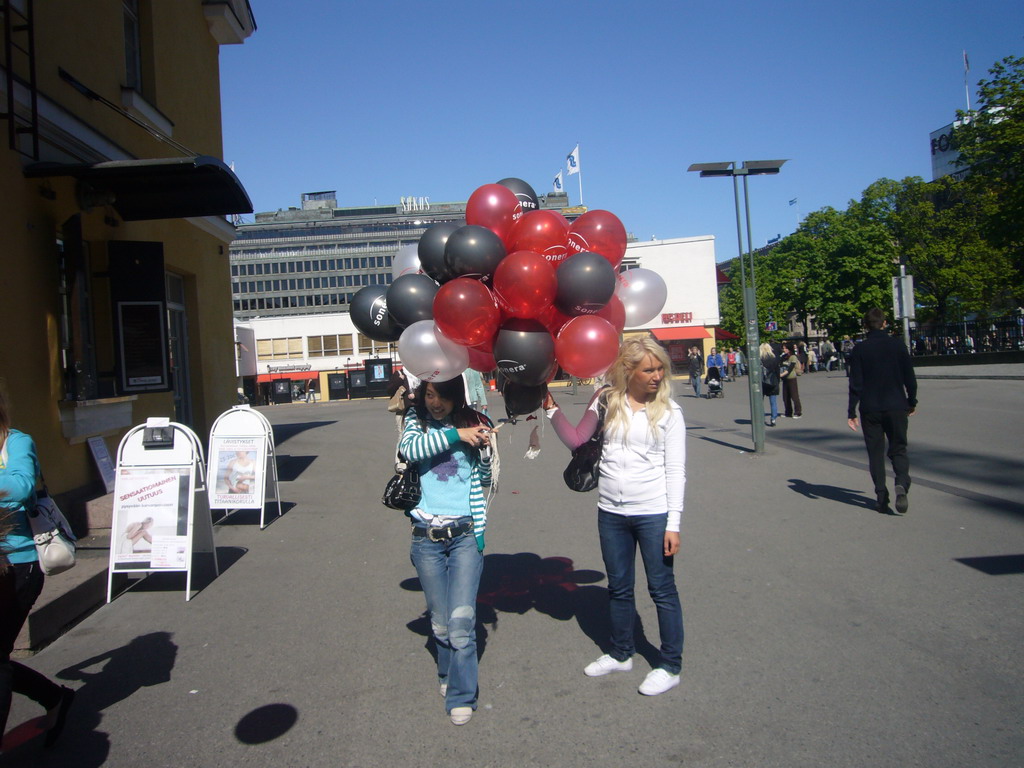 Miaomiao`s colleagues with balloons at the Tennispalatsinaukio square