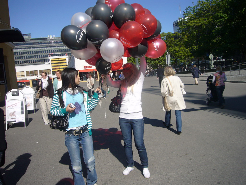 Miaomiao`s colleagues with balloons at the Tennispalatsinaukio square