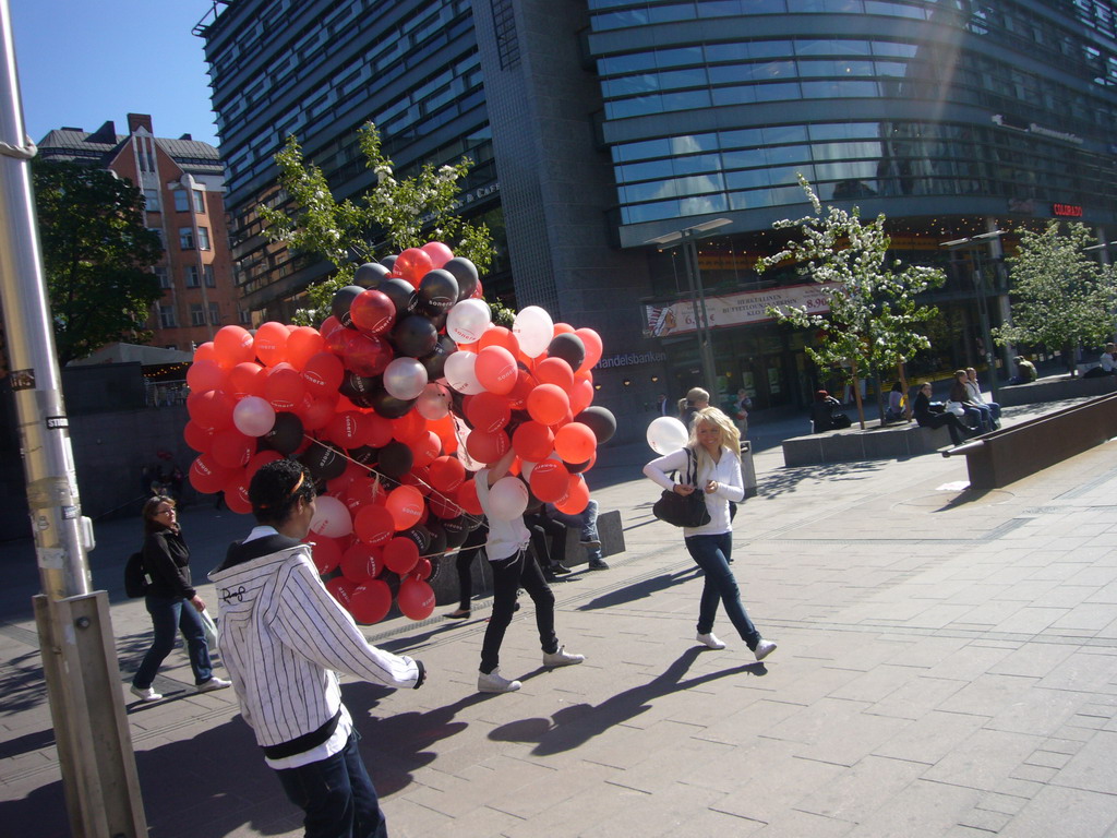 Miaomiao`s colleagues with balloons at the Tennispalatsinaukio square