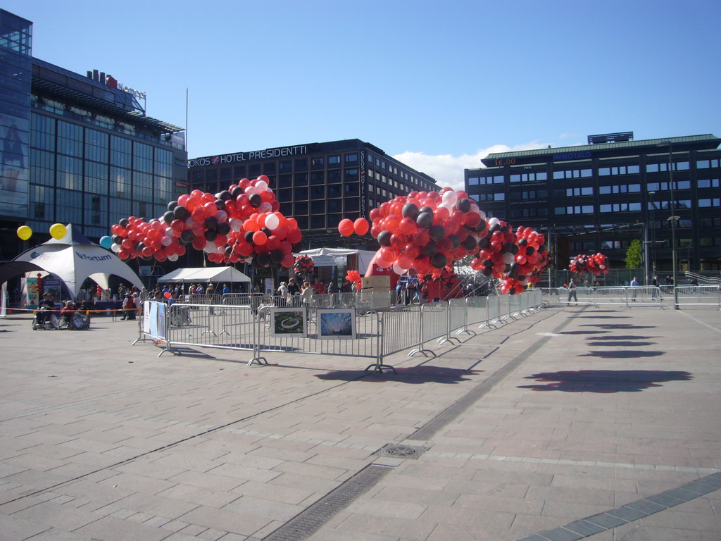 The Tennispalatsinaukio square with balloons