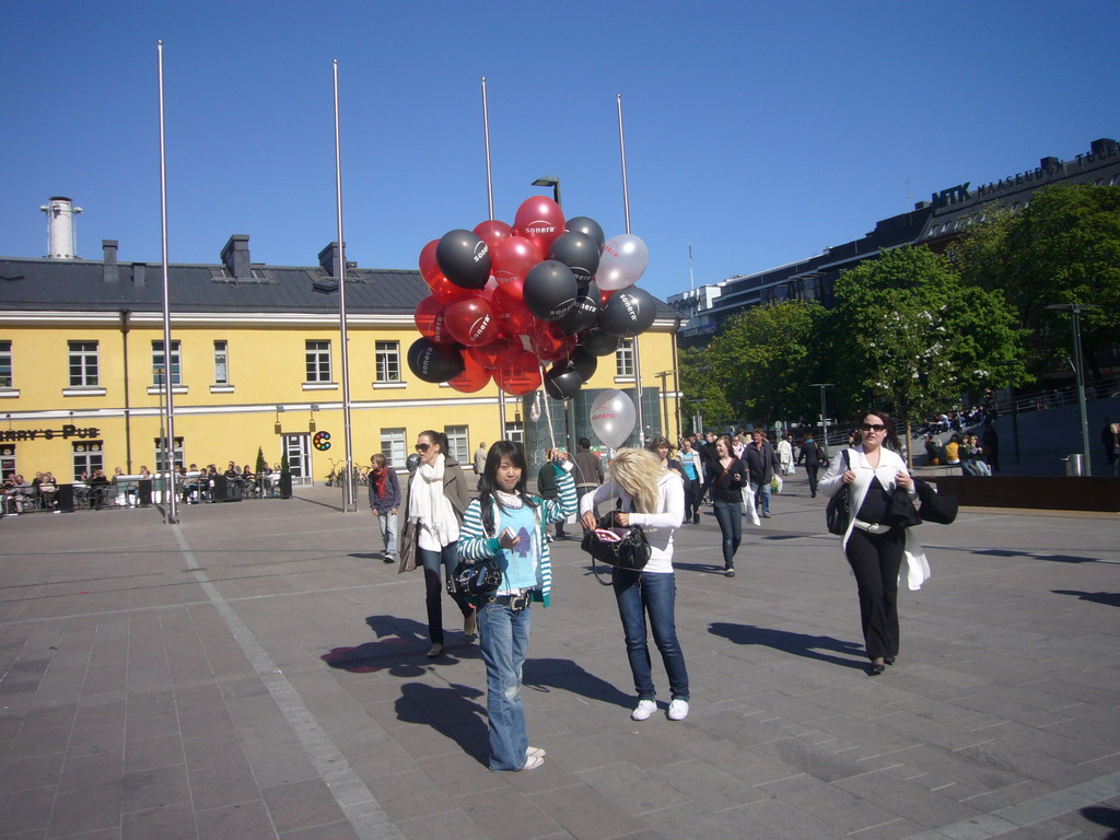 Miaomiao`s colleagues with balloons at the Tennispalatsinaukio square