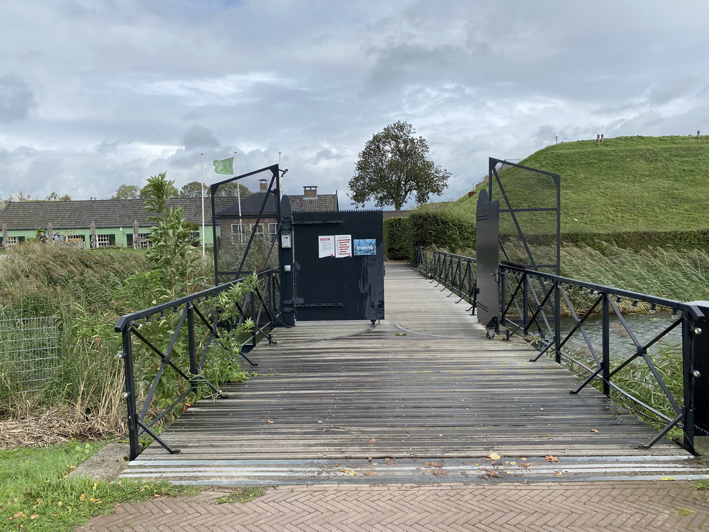 Entrance bridge to the GeoFort at the Nieuwe Steeg street