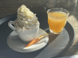 Coffee with cream and apple juice at the GeoFort Wereld pancake restaurant