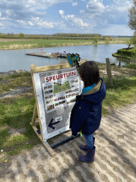 Max with a sign about the Speurtuin garden at the GeoFort