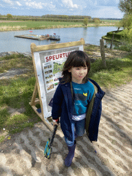 Max with a sign about the Speurtuin garden at the GeoFort