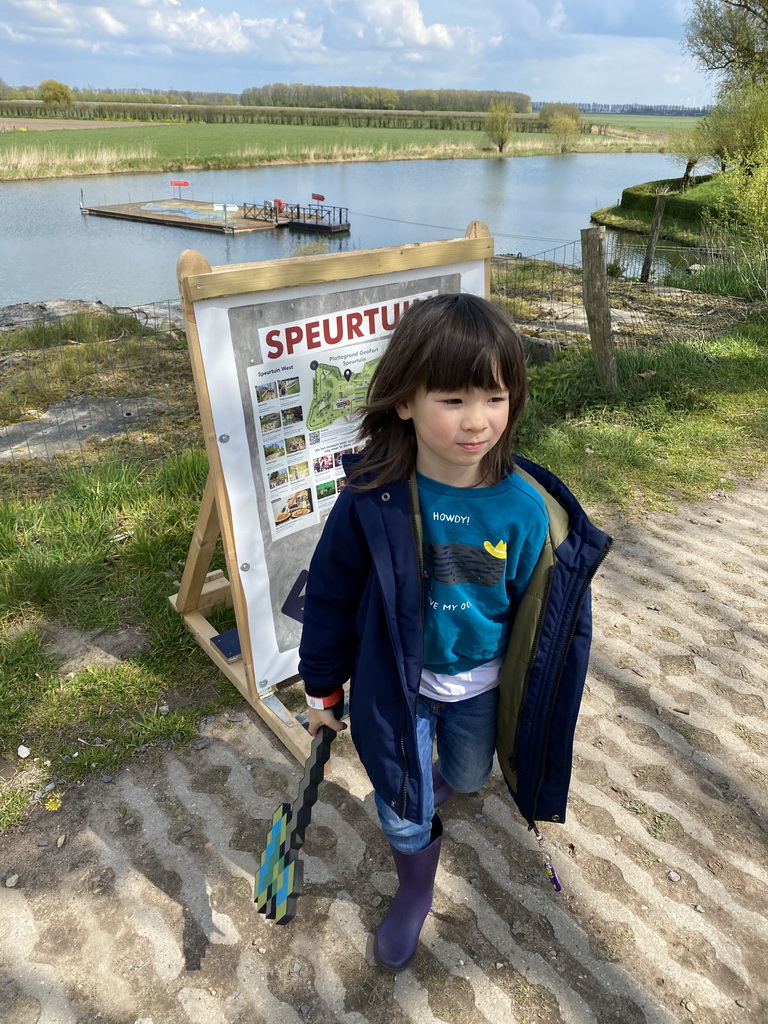 Max with a sign about the Speurtuin garden at the GeoFort