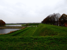 The Heusdenseweg street and the moat on the east side of the city center, viewed from the Heusden Centrum Oost parking lot