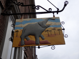 Sign with an elephant in front of a house at the Putterstraat street