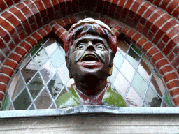 Gaper bust in front of the Het Quadraat pharmacy at the Botermarkt street