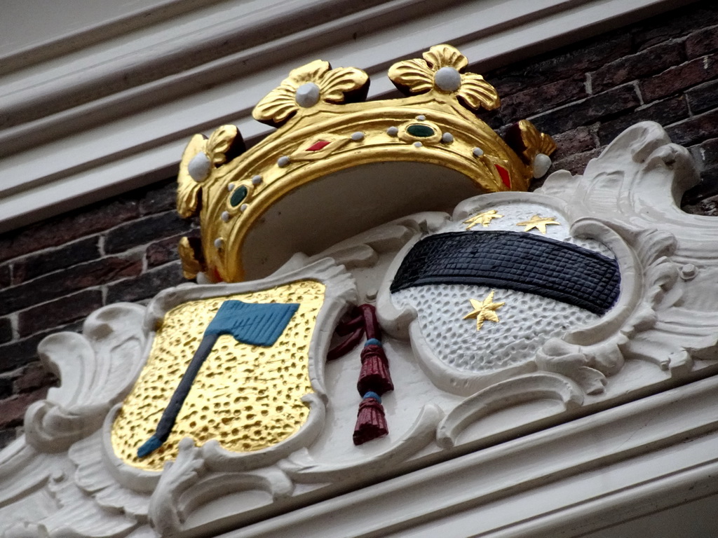 Coat of arms on the facade of a house at the Wijksestraat street