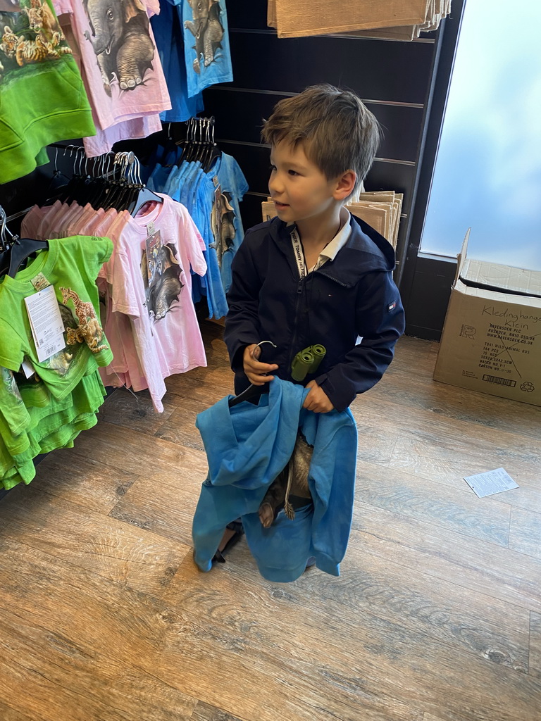 Max with his new sweater at the Giraf shop at the Safaripark Beekse Bergen