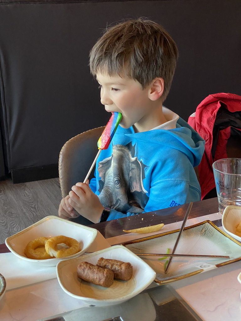 Max with a lollipop at the Kimchi Boulevard restaurant at Tilburg