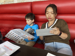 Miaomiao and Max ordering dinner at the Sushi Boulevard restaurant at Tilburg