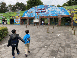 Max and his friend at the entrance to Speelland Beekse Bergen