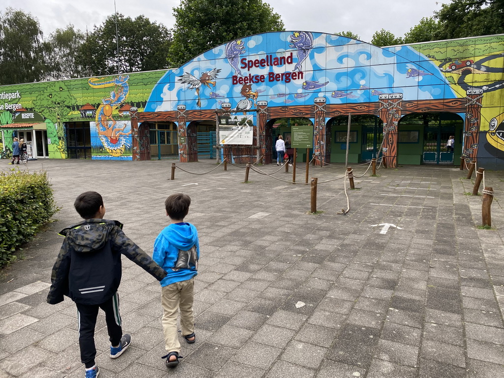 Max and his friend at the entrance to Speelland Beekse Bergen