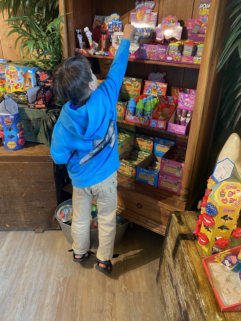 Max at the souvenir shop at Speelland Beekse Bergen