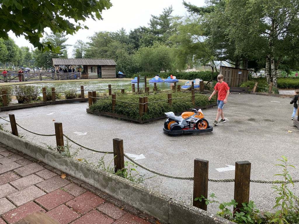 The Minicars and Botsbootjes attractions at Speelland Beekse Bergen