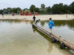 Max and his friend on a pole bridge from the Adventure Island to the Speelstraat playground at Speelland Beekse Bergen