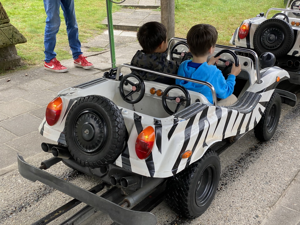 Max and his friend at the Buggybaan attraction at Speelland Beekse Bergen