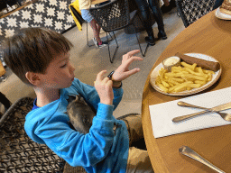 Max having lunch at the Pamoja Lounge at Karibu Town at the Safari Resort at the Safaripark Beekse Bergen