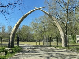 Gate at the start of the Autosafari at the Safaripark Beekse Bergen, viewed from the car