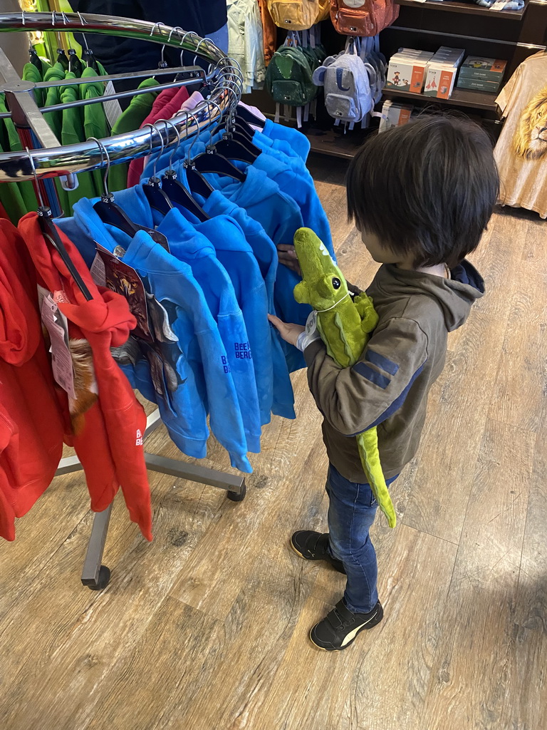 Max at the Giraf shop at the Safaripark Beekse Bergen