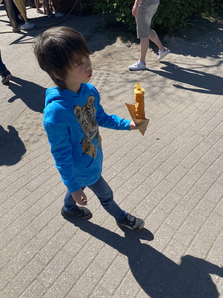 Max eating Spirellos at the Kongoplein square at the Safaripark Beekse Bergen