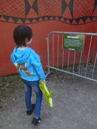 Max with a sign on the birth of an Okapi in front of the Okapi enclosure at the Safaripark Beekse Bergen