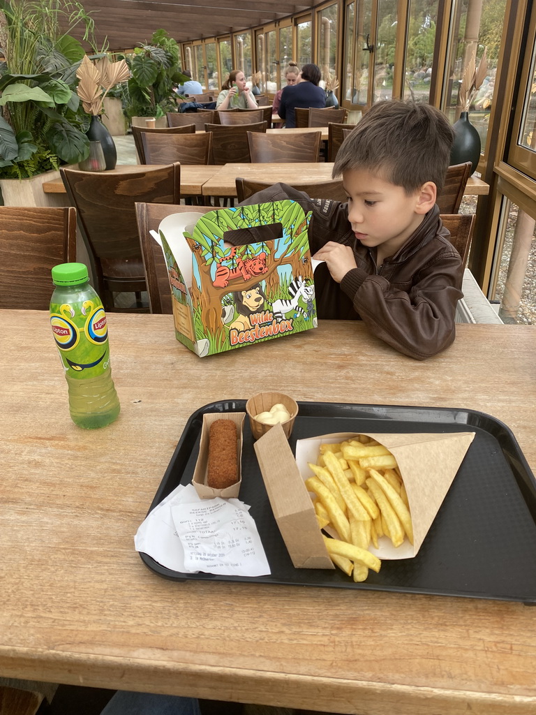 Max having lunch at the Kongo restaurant at the Safaripark Beekse Bergen