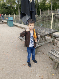 Max eating Spirellos at the Kongoplein square at the Safaripark Beekse Bergen