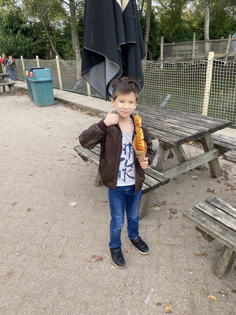 Max eating Spirellos at the Kongoplein square at the Safaripark Beekse Bergen