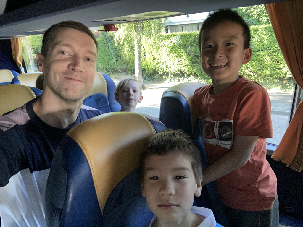 Tim, Max and his friends in the bus from school to the Safaripark Beekse Bergen