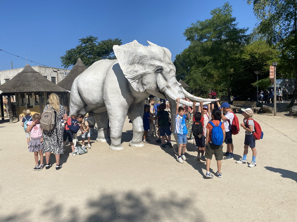 Max and his friends at the Elephant statue at the entrance to the Safaripark Beekse Bergen