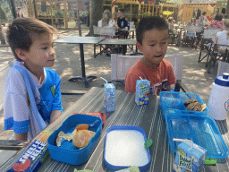 Max and his friend having lunch at the Kongoplein square at the Safaripark Beekse Bergen